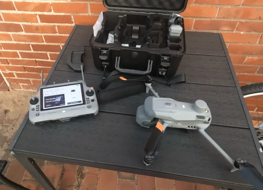 DJI Matrice 4T mit Controller und Transportkoffer auf einem Tisch