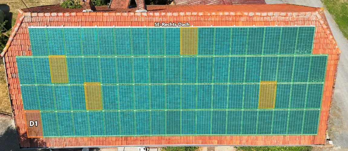 Drohnen-Luftbild einer PV-Dachanlage mit farblich markierten Befunden nach IEC TS 62446-3